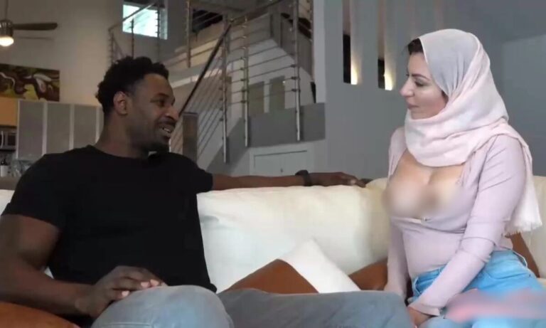 مقطع الينا انجل السكرتيرة والفحل الاسود